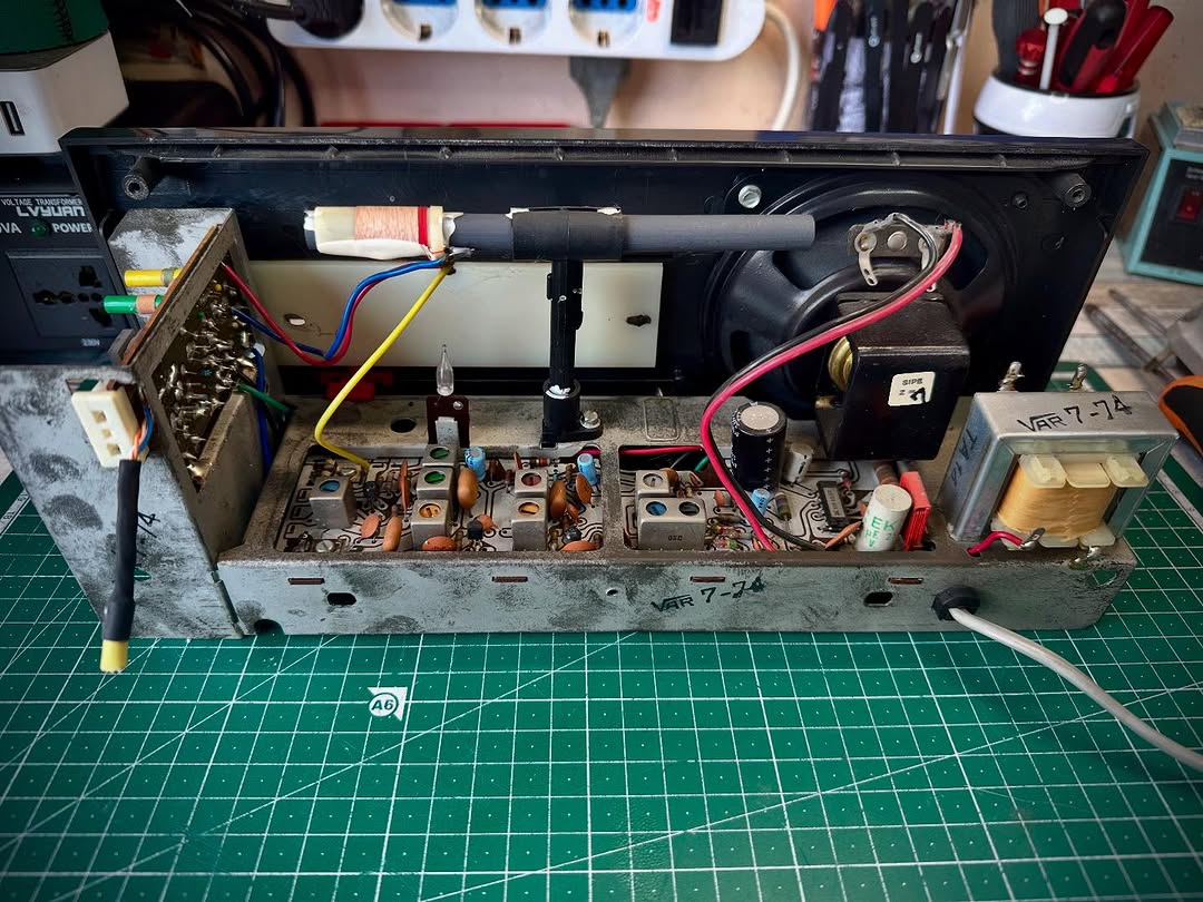 Zona resistenze e condensatori su radio Mivar